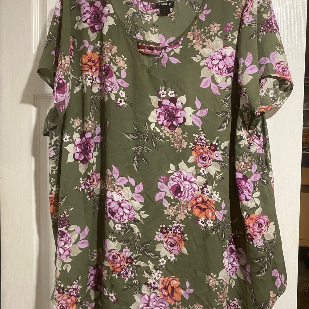 Torrid Green Floral Short Sleeve Top